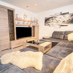 Apartment Truth King Size Betten, Kamin, Smart-tv, Massagestuhl